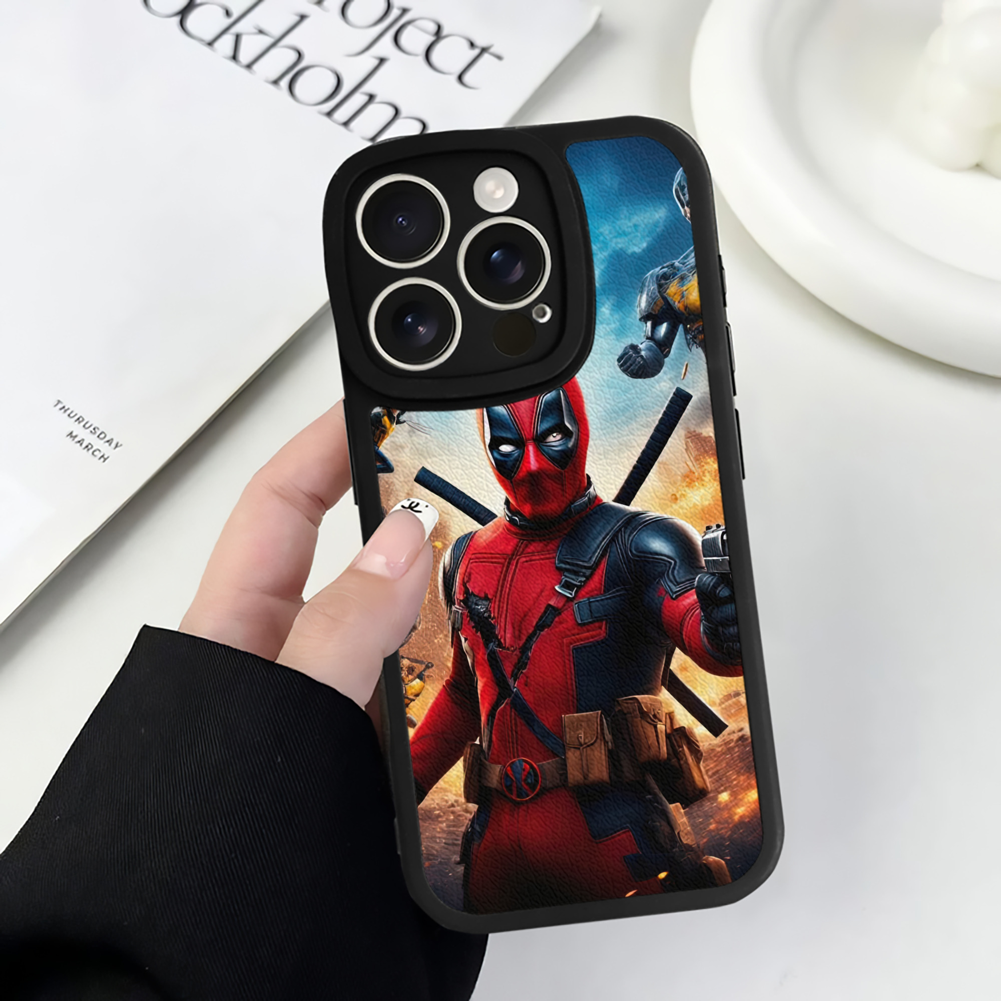 （画像用） Deadpool デッドプール 【iPhone 16シリーズ対応】シリコンスマホケース（レザー調） 材質：シリコン